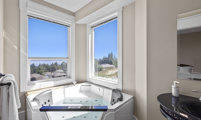 Ladysmith Casa | Executive Ocean View 2 bedrooms Sleeps 8 | Pet Friendly