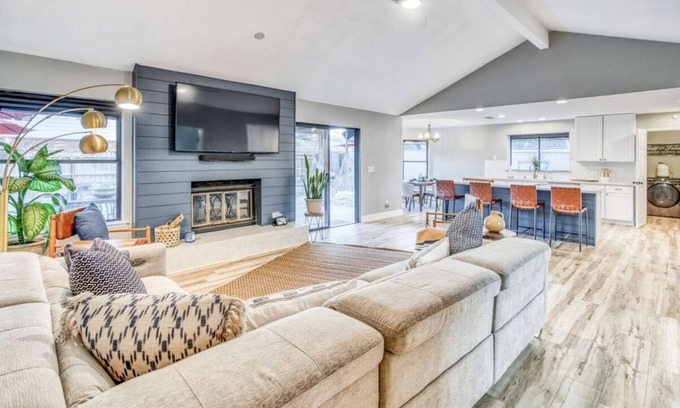 Raisin Casa | Executive Rental, open floor plan, 3 bdr, 2 bath, office and pool.