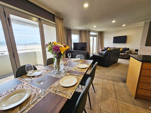 Wellington Apartamento | Executive, Spacious & Modern Home, 8 Beds!