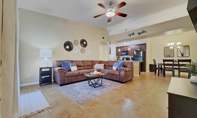 Parkwood Ranch Condominio | Condominio de lujo de estilo ejecutivo con vistas a la montaña y piscina climatizada / spa.