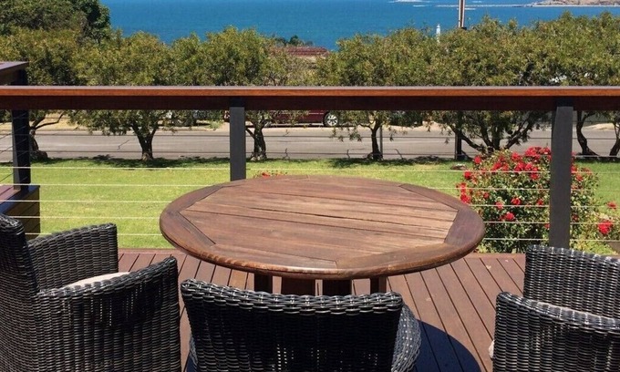 McCracken Casa | Executive Style & Sea Views