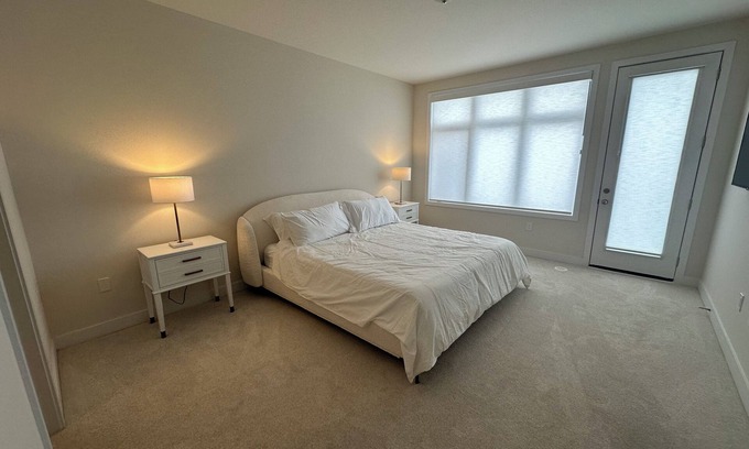 Oakville Casa | Executive Townhouse Oakville, this stylish new home is perfect for group trips.
