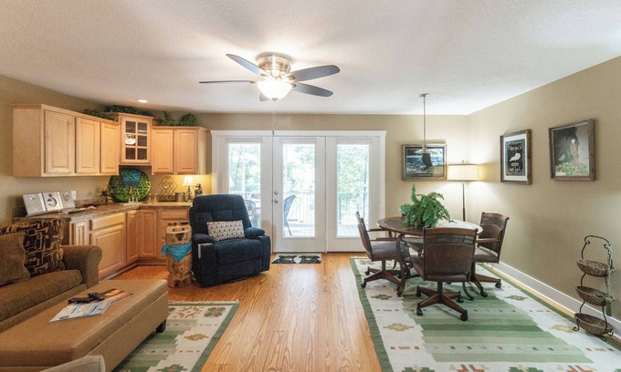 Grand Rivers Condominio | Executive Two Bedroom Pond View Condo