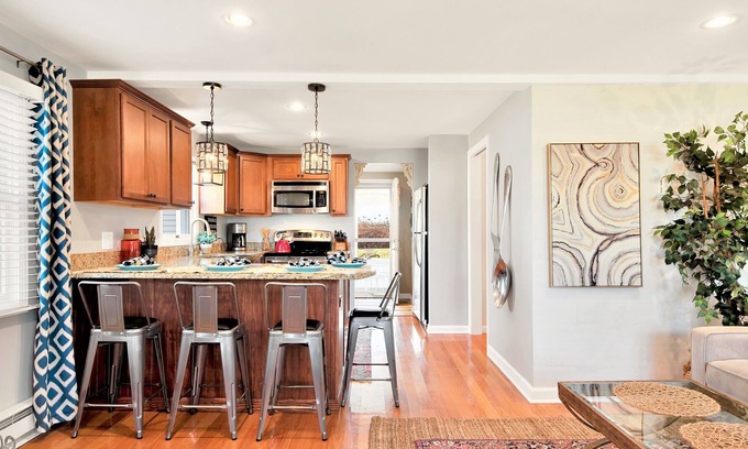 Old Saybrook Center Casa | Exhale at Old Saybrook's Chic Retreat!
