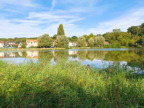 Velizy-Villacoublay Casa | EXIGEHOME - Grande maison en bord d'étang à 20 min de Paris