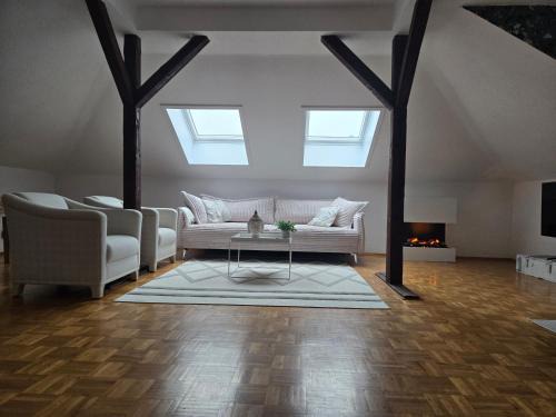 Rath Apartamento | Exklusives 2 Zimmer Dachstudio mit Kamin Perfekte Lage für Phantasialand und Köln Messe inkl Parkplatz und Vollausstattung