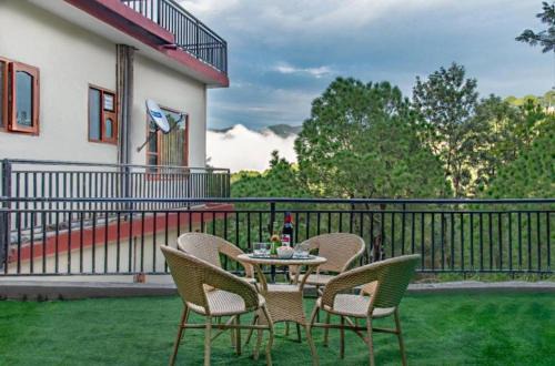 Dharampur Apartamento | Exotic Stays I The Pine Trails I Serviced Apartments I Toy Train View I Best Seller I Guaranteed Best Price I Kasauli