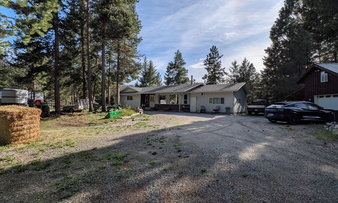 Thompson-Nicola Regional District Otro | Experience Zen in a charming 3-bedroom farmhouse in Beautiful Thompson-Nicola.