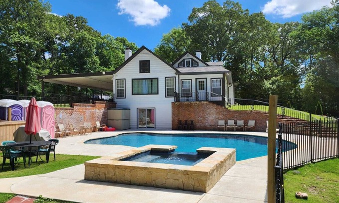 Raleigh Casa | Expansive 10-Bedroom Southern Estate – 18 Beds, 6 Baths, Pool & More