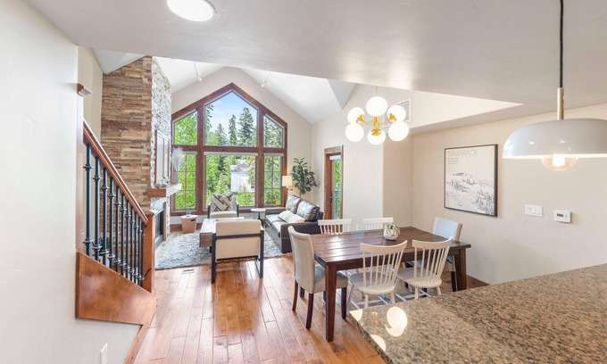 Tamarack Condominio | Expansive 2 BR Condo with Fireplace and Patio
