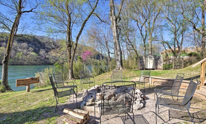 Cotter Cabina | Expansive Cotter Cabin on White River w/ Deck!