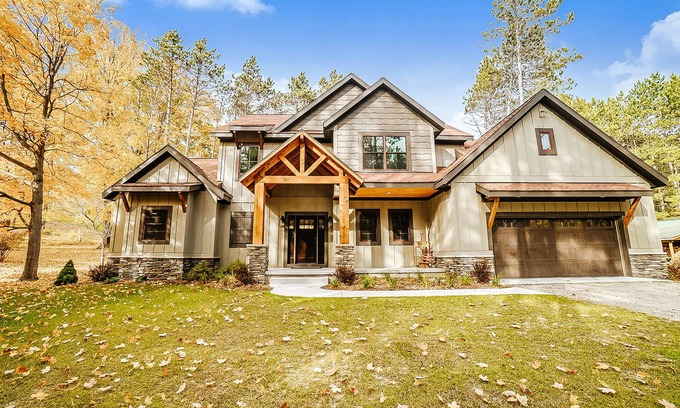 Thompsonville Casa | Amplia casa para perros con vistas al campo de golf y acceso al resort.