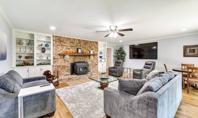 Fayetteville Casa | Expansive Fayetteville Retreat: 11 Mi to U of A!