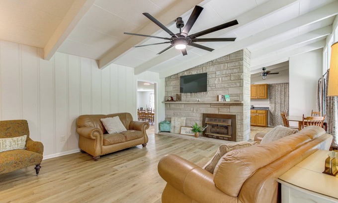 Florence Casa | Expansive Florence Home ~ 6 Mi to Downtown!