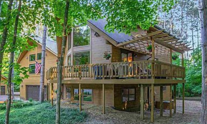 Thompsonville Chalet De Esquí | Expansive home just 3 blocks from Buck lift on resort property!