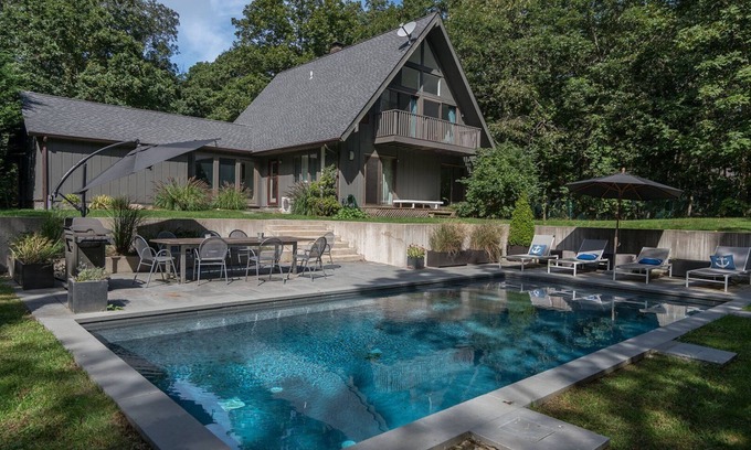 Montauk Casa | Moderna casa de campo de belleza en Montauk, a 10 min. A pie de Ocean Beach, piscina climatizada, patio con sombra de ������rboles