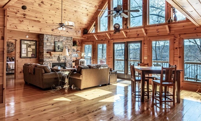 Jacksboro Cabina | Expansive Lake Front Log Cabin/Easy Walk to Private!