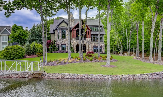 Cedar Cliff Casa | Expansive lakefront home with high-speed WiFi, pool table & central AC