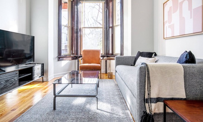 Park West Apartamento | Expansive Lincoln Park 2BR, walk to L + Clark Street dining, by Blueground
