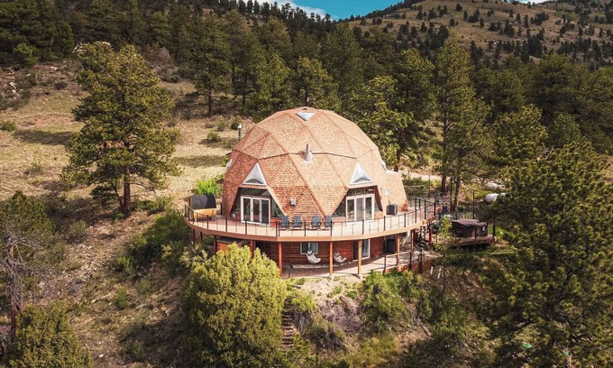 Idaho Springs Cabina | Expansive Views! 4500SqFt Mountain Dome Near Denver w/ Sauna, Hot Tub, Huge Deck