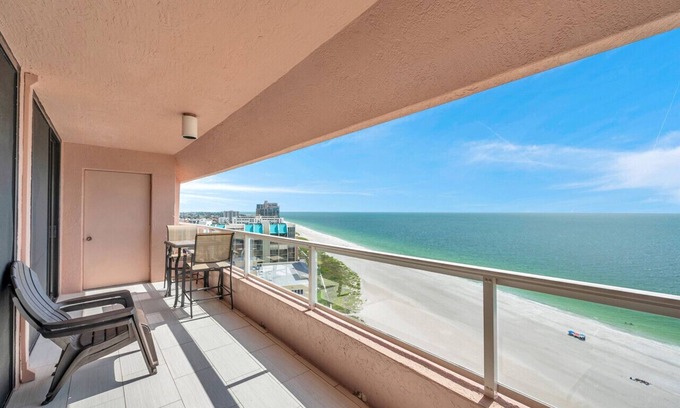 Sand Key Condominio | Expansive Views from this 19th Floor Condo