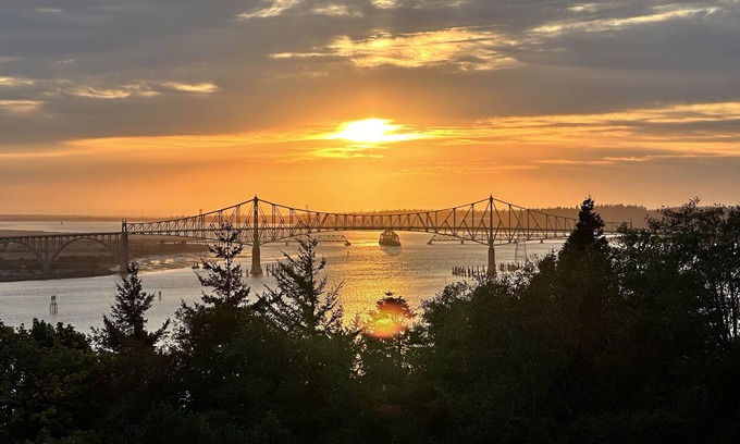 North Bend Apartamento | Expansive views of iconic McCullough Bridge, and bay with beautiful sunsets