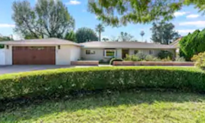 Granada Hills North Casa | Expansive, welcoming 5-bedroom pool home