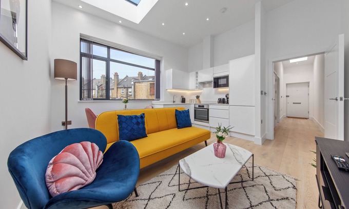 Canbury Apartamento | Experience the ambience and comfort of home for as long as you like.