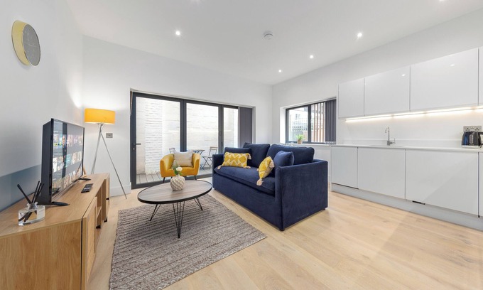 Canbury Apartamento | Experience the ambience and comfort of home for as long as you like.
