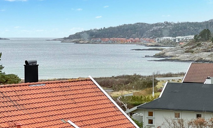 Spangereid Casa | Experience a real Norwegian vacation atmosphere in this vacation home by the fjord.