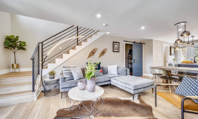 Dunkin Hill Casa | Experience breathtaking mountain views at Tenmile Viewhouse.