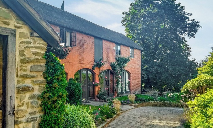 Stoke Edith Cabaña | Experience charming countryside living in this beautifully renovated Oast House apartment.