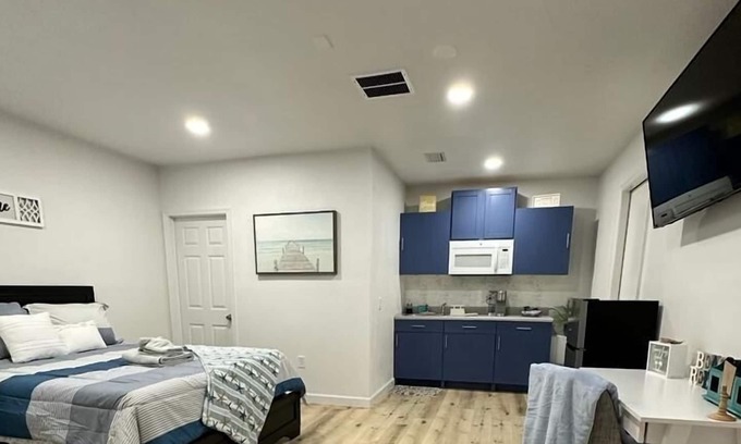 New Port Richey Apartamento | "Experience comfort and convenience in our beach vibes guest house!”