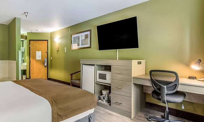 Poulsbo Complejo | Experience Comfort in Poulsbo! Pet-friendly, Free Parking