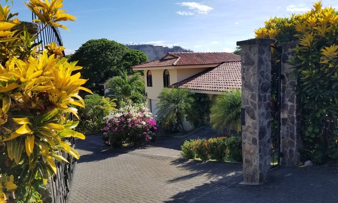 Playa Hermosa Casa | Vive Costa Rica en nuestra hermosa casa jardín, 4 Min. desde Hermosa Beach