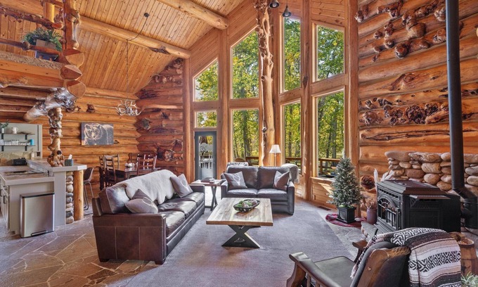 Roberts Cabina | Experience extraordinary peace, privacy, & luxury at Keebler Ranch. Gorgeous Modern log cabin!