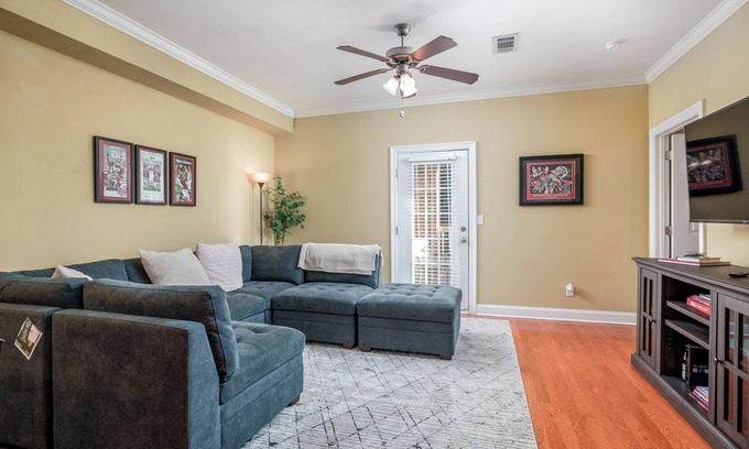 Tuscaloosa Condominio | Experience Game Day Bliss at 'Crimson Traditions': Your Cozy 2-Bed Condo near The University of A...