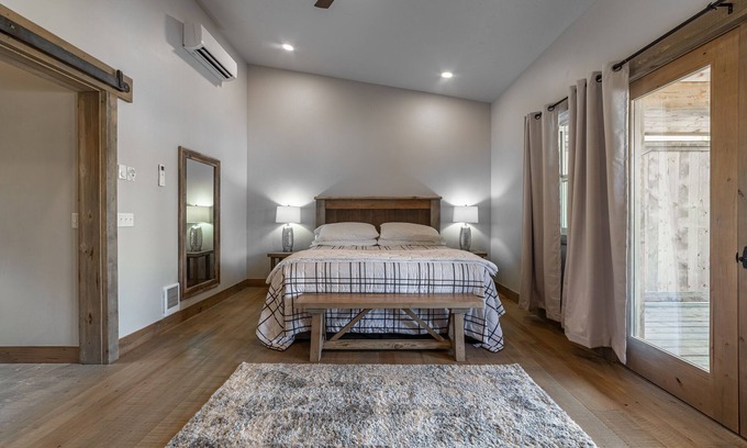 Coram Condominio | Experience Glacier In Luxury - 10-min to GNP- 2 bd/2ba & Private Hot Tub #4-3
