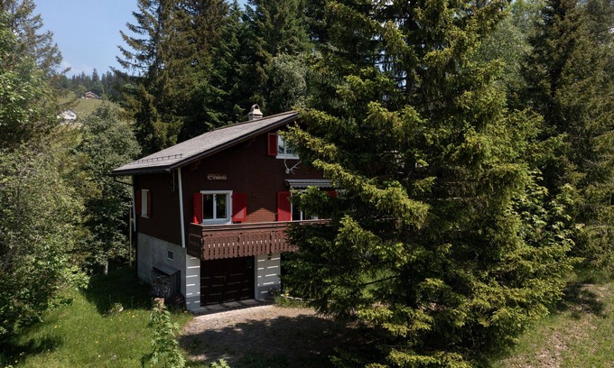 Mitloedi Casa | "Experience Idyll and Adventure at Chalet Sönderli in the Swiss Alps!"