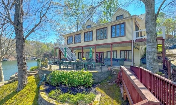 Westlake Corner Casa | Experience lake life at our lakeside retreat near Smith Mountain Lake VA
