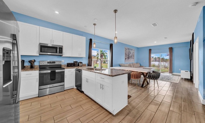 Bridgewater Crossing Casa | Experience Lakeside Bliss in a Family-Friendly Retreat - Luxurious Townhouse