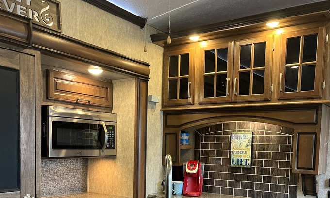 Tazewell Alquiler De RV | Experience Lakeside Bliss: Unwind in a Charming Camper at Norris Landing Marina!