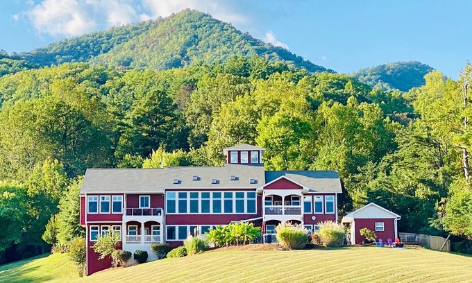Bryson City Hotel | Experience luxury at Deep Creek Manor. Perfect for family gatherings with stunning mountain views.