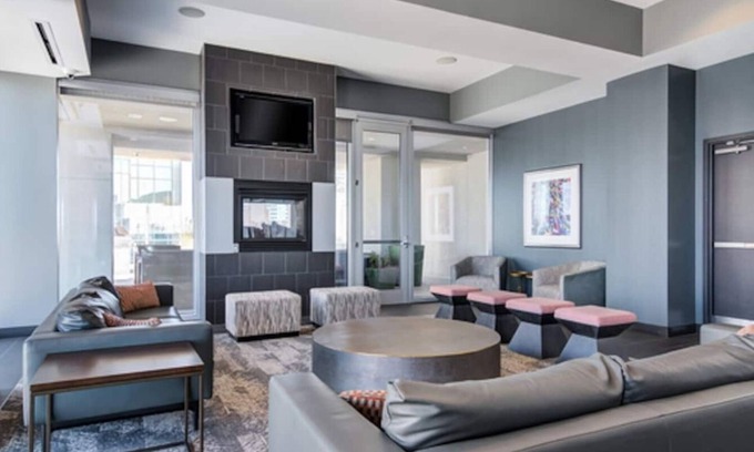 Midtown Apartamento | Experience luxury at Royal Escape Midtown, perfectly located for relaxation and adventure. Minutes from top attractions, dining, and corporations, this stylish retreat offers access to a resort-style rooftop pool.