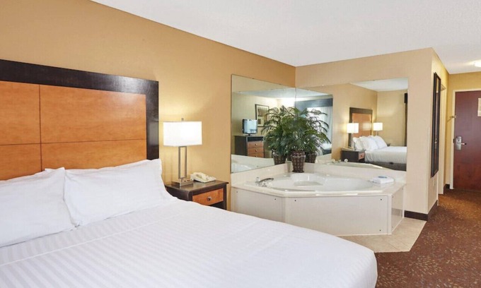Buford Casa | Experience Luxury in Suite W/ Whirlpool Tub!