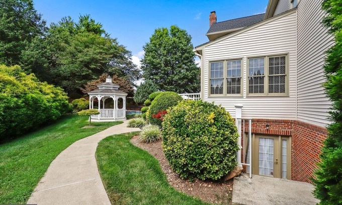 Scaggsville Casa | Experience Luxury Living: Your Ultimate Golf & Pool Retreat Awaits!