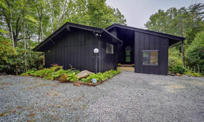 Newland Cabina | Experience mountain bliss, just a quick 22-min drive from Sugar Mountain