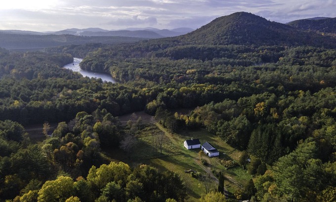 Lake Luzerne-Hadley Otro | Experience rural bliss near historic Lake George with a six bdm mountain sunset
