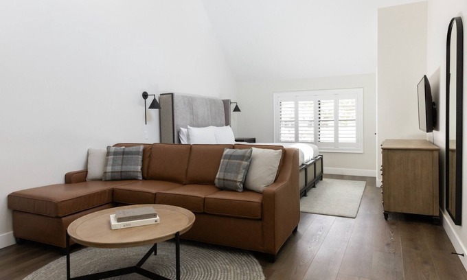 Midway Hotel | Experience scenic outdoors! Spacious Retreat w/Pool, Golf access & Hot spring!