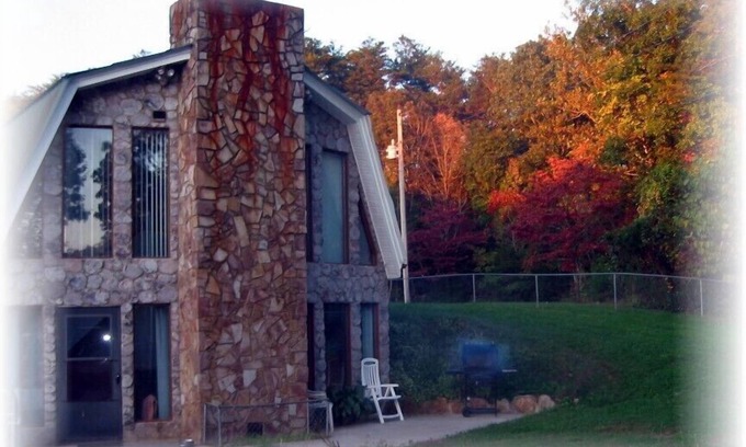 Austral Casa | ¡El Hangout donde el río se encuentra con los rieles y senderos!